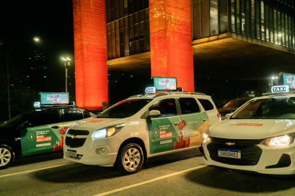 TaxiDoor e UberDoor: Propaganda de Táxi e Uber - Mídia OOH