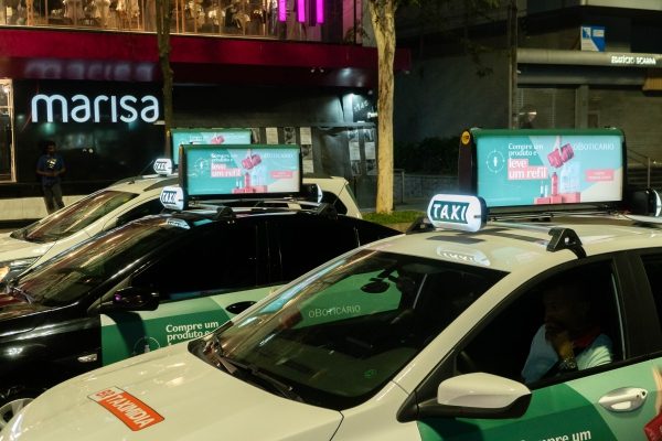 TaxiDoor e UberDoor: Propaganda de Táxi e Uber - Mídia OOH