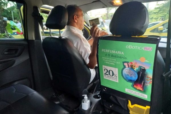 TaxiDoor e UberDoor: Propaganda de Táxi e Uber - Mídia OOH