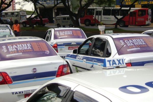TaxiDoor e UberDoor: Propaganda de Táxi e Uber - Mídia OOH
